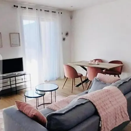 Sophisticated 2br W Terrace&parking Spaces Appartamento