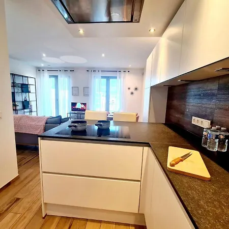 Sophisticated 2br W Terrace&parking Spaces