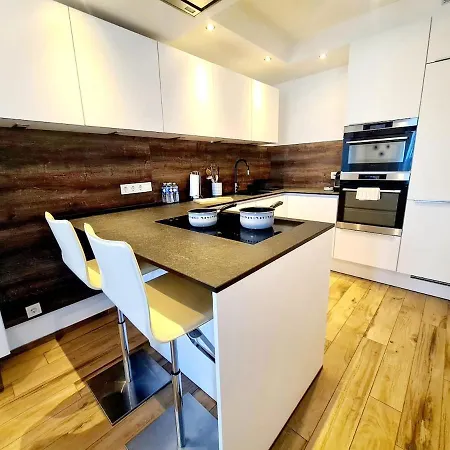 Sophisticated 2br W Terrace&parking Spaces Appartamento *